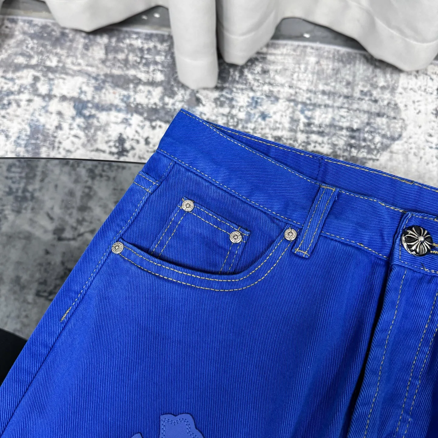 P260 Chrome hearts｜ch Chrome hearts London limited dopamine blue leather jeans, counter price 22W level, patchwork cross pattern embellishment, washed jeans! ! An absolutely high-end luxury product, a 1.9W-level god-level single product, a super popular product, made by top heavy industry, a magic weapon that cannot be missed! [About Zangyin] This is an extremely luxurious fashion brand that can also be called the aristocracy of the high street. It has always been an exclusive brand for some hipsters or rich second generations. Compared with ordinary high streets, it is more luxurious and noble. Compared with luxury brands, it is more fashionable and individual. It has always been a brand that I have a special liking for. [Top heavy industry fashion design] Consistently high-street luxury style. Speaking of this style, the Zangyin family and GU family are definitely the leading representative brands. Especially the Zangyin family has really achieved a state-of-the-art effect in creating high-street style. The unique washed material is used to create this style. The color system is already quite eye-catching. After it is decorated with patchwork cross flowers, it cleverly highlights the charm of the brand. Secondly, this style uses classic The high-waist cutting design highlights the long legs and fashionable temperament of the upper body. The brand is highly recognizable and the slim fit configuration is more suitable for daily wear. It is a product that interprets personality, fashion, and specifications at a glance. This single product is enough to make any fan excited. It can be a white T-shirt for a youthful college style, or a tight suspender for a royal style. It has strong matching ability and can be easily controlled by men.  [Materials and craftsmanship] Needless to say, this point goes without saying. As an excellent craftsman brand, Zangyin’s requirements for details and craftsmanship are really perfect. The washed color of this model has gone through so many processes, not to mention the embellishment of denim appliques. It is also purely hand-made and sewn. Just like what they believe in, only hand-made things have soul and have the meaning of wear. A top-notch heavy-duty fashionable denim item, I look forward to your perfect interpretation! !   Color: Dark blue Size: S-XL (28 30 32 34) Pants length: 101/103/105/107 Waist: 78/82/86/90 Recommended height: 170/175/180/185 Recommended weight: 120/140/160/180